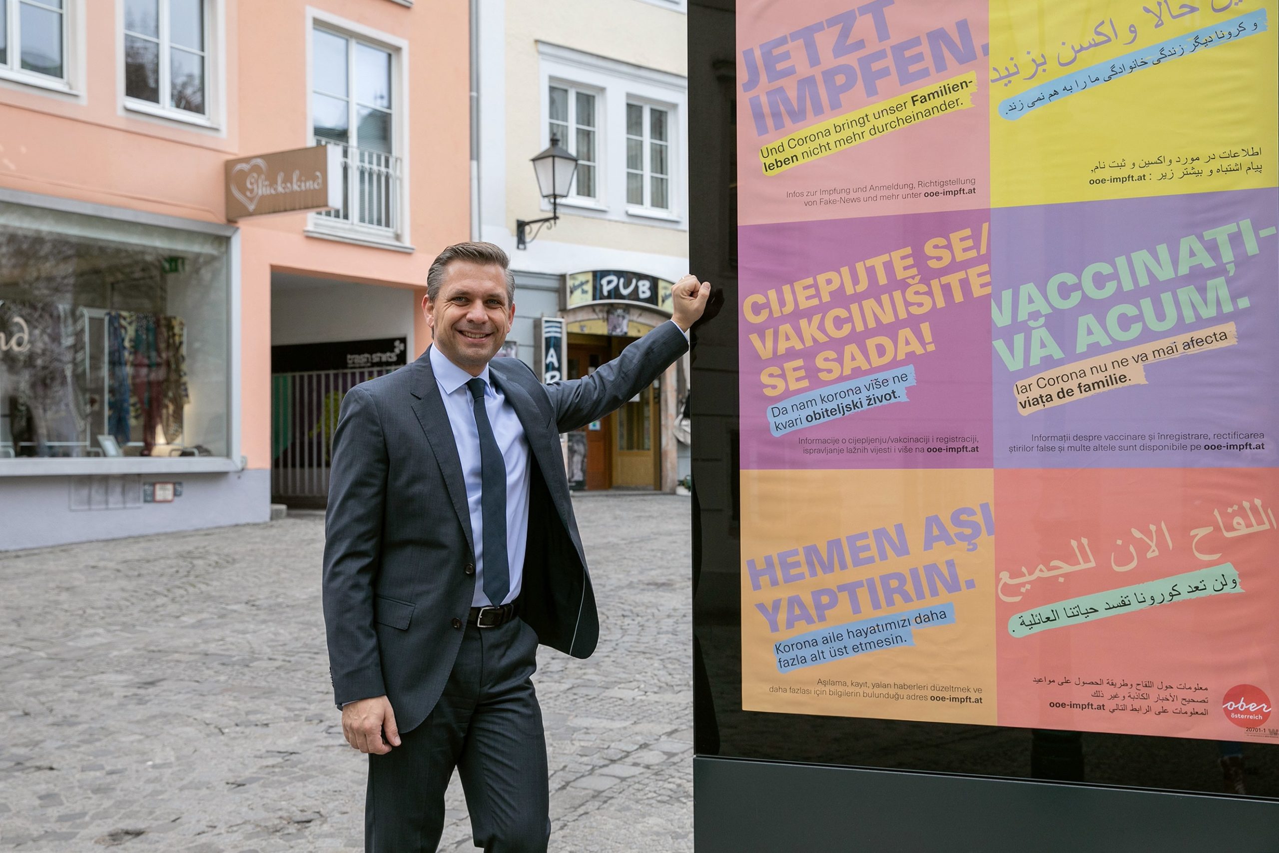 Das Land Oberösterreich wirbt mehrsprachig für die Impfung, so auch in der Linzer Altstadt.