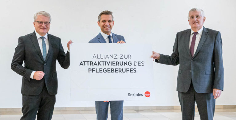 Wolfgang Hattmannsdorfer, Klaus Luger und Hans Hingsamer präsentieren Oö. Fachkräftestrategie Pflege