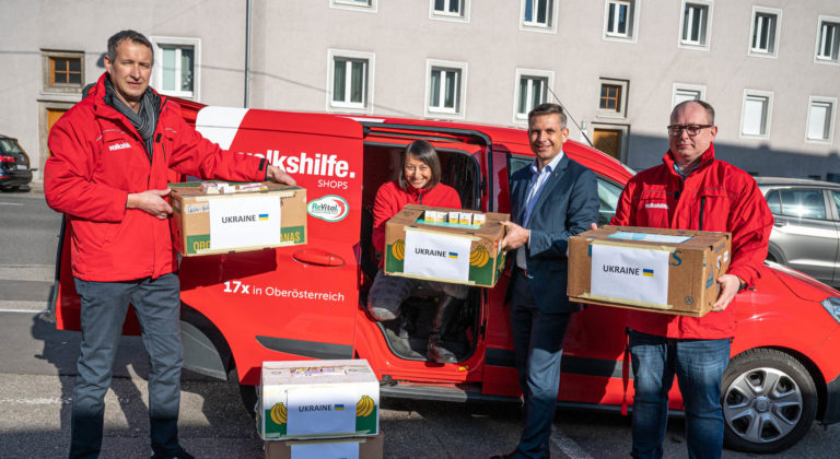 Landesrat Wolfgang Hattmannsdorfer gemeinsam mit Mitarbeitern der Volkshilfe Oberösterreich