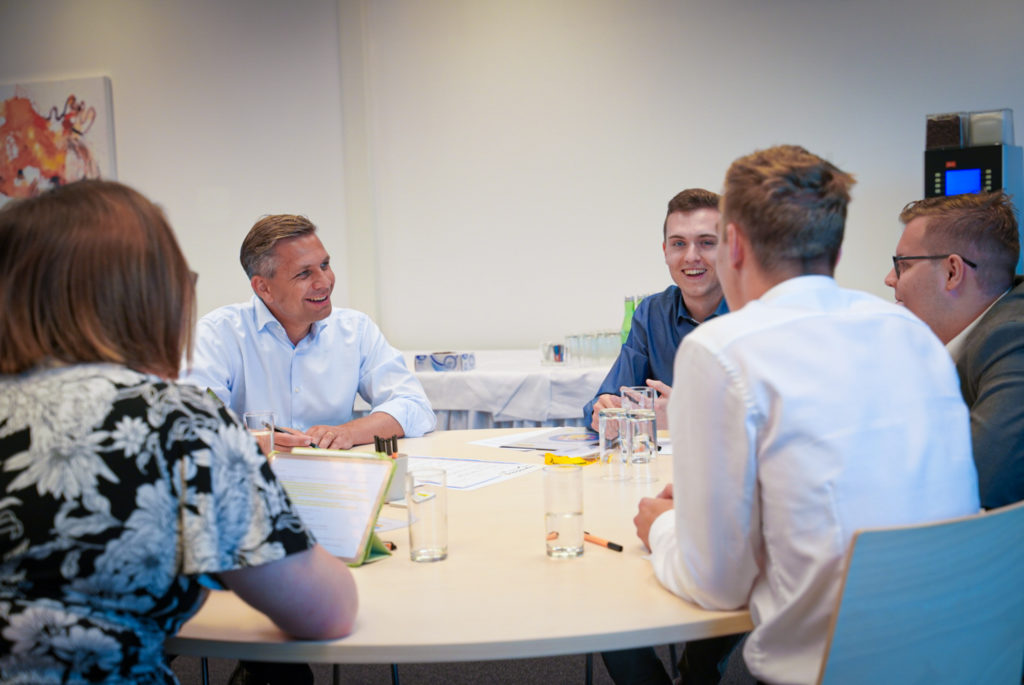 Landesrat Hattmannsdorfer im Gespräch mit Teilnehmern des Jugenddialogs