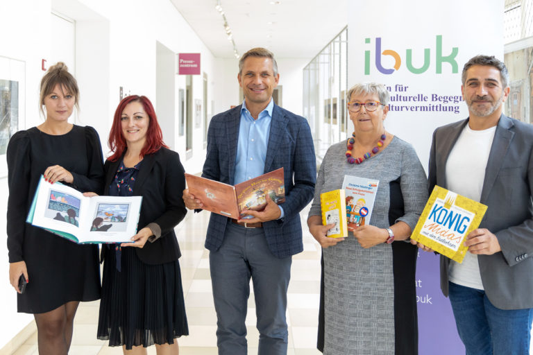 Fatima Malic (Geschäftsführerin Verein ibuk), Nicole Sevik (Projektverantwortliche Verein ibuk), LR Wolfgang Hattmannsdorfer, Lesementorin Gabriele Müller, Sefa Yetkin (Obmann Verein ibuk)