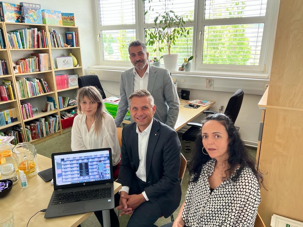 Landesrat Dr. Wolfgang Hattmannsdorfer gemeinsam mit Projektleiterin Nicole Sevik, Obmann Sefa Yetkin und Geschäftsführerin Fatima Malic