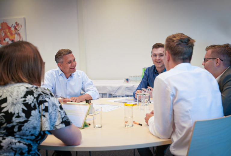 Jugend-Landesrat Wolfgang Hattmannsdorfer im Gespräch mit Vertreter/innen von Jugendorganisationen