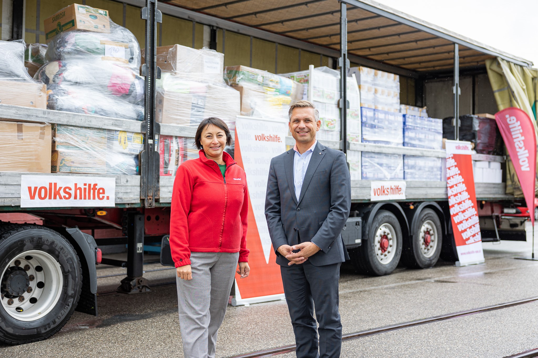 Sozial-Landesrat Wolfgang Hattmannsdorfer verabschiedete gemeinsam mit Volkshilfe-Geschäftsführerin Jasmine Chansri einen LKW mit Hilfsgütern