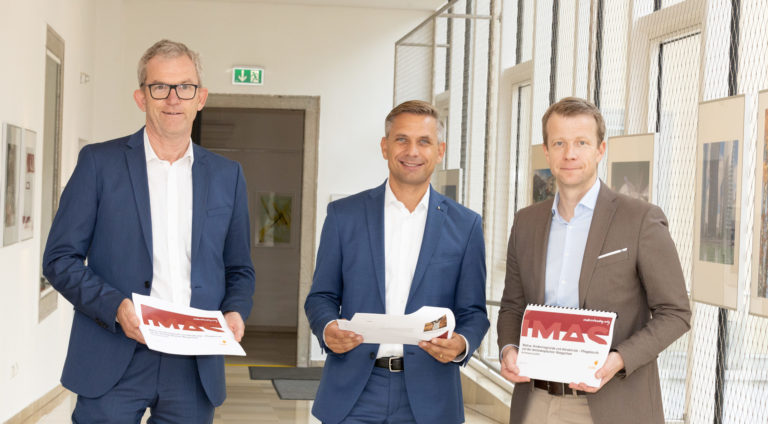 Martin König, Landesrat Wolfgang Hattmannsdorfer und Paul Eiselsberg sehen in der oö. Jugend ordentliches Bewerber/innen-Potenzial für die Pflege.