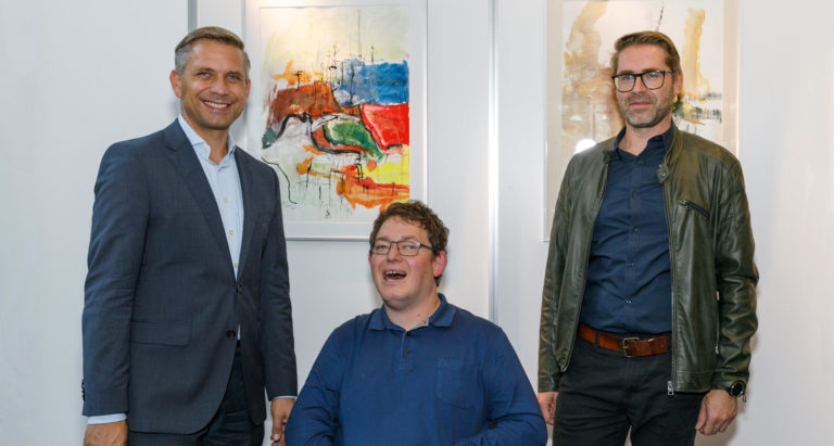 Sozial-Landesrat Wolfgang Hattmannsdorfer, Künstler Andreas Anderle und Geschäftsführer Gerald Rechberger (Miteinander Gmbh) bei der Eröffnung der Ausstellung.