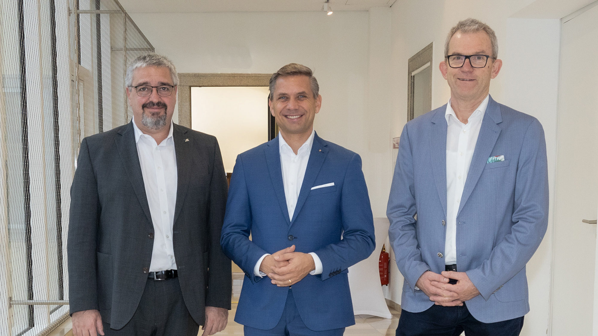 AK-Präsident Andreas Stangl, LR Wolfgang Hattmannsdorfer und SoNe-Geschäftsführer Martin König entrümpeln die Pflegedokumentation.