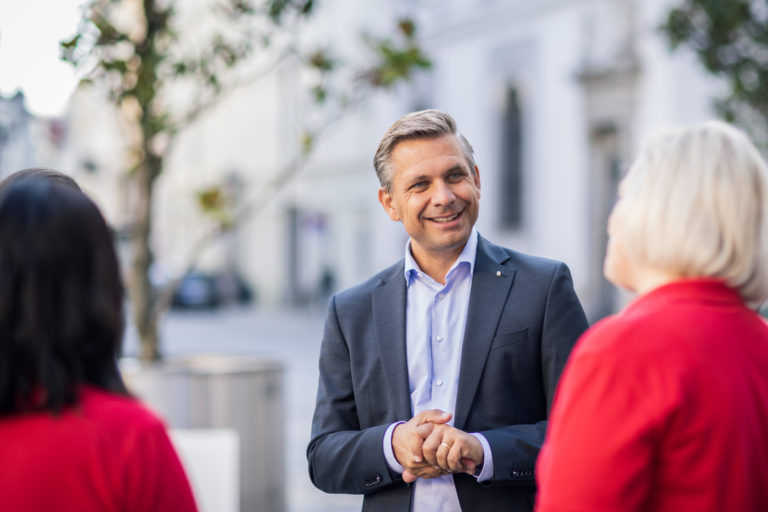 Sozial-Landesrat Wolfgang Hattmannsdorfer im Gespräch mit Pflegekräften – 2023 liegt einer der Schwerpunkte auf der konsequenten Umsetzung der Oö. Fachkräftestrategie Pflege.