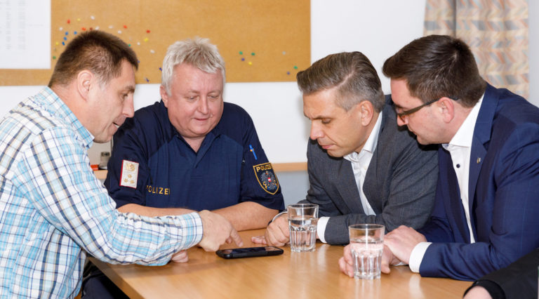 Landesrat Hattmannsdorfer und Bgm. Koll im Gespräch mit Polizei-Personalvertreter Wolfgang Fröschl (1.v.l.) und Chefinspektor Peter Ortner (2.v.l.)