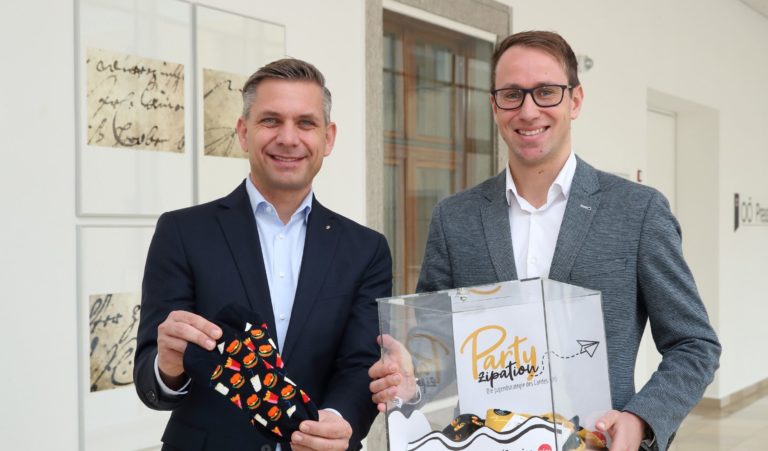 Mit dem Format „Sock‘s ma!“ lädt das JugendService gemeinsam mit der 4youCard die Jugendlichen in Oberösterreich ein, ihre Ideen per Video einzusenden. Im Bild von links: Jugend-Landesrat Wolfgang Hattmannsdorfer und Geschäftsführer Thomas Schachner (Team 4youCard OÖ).