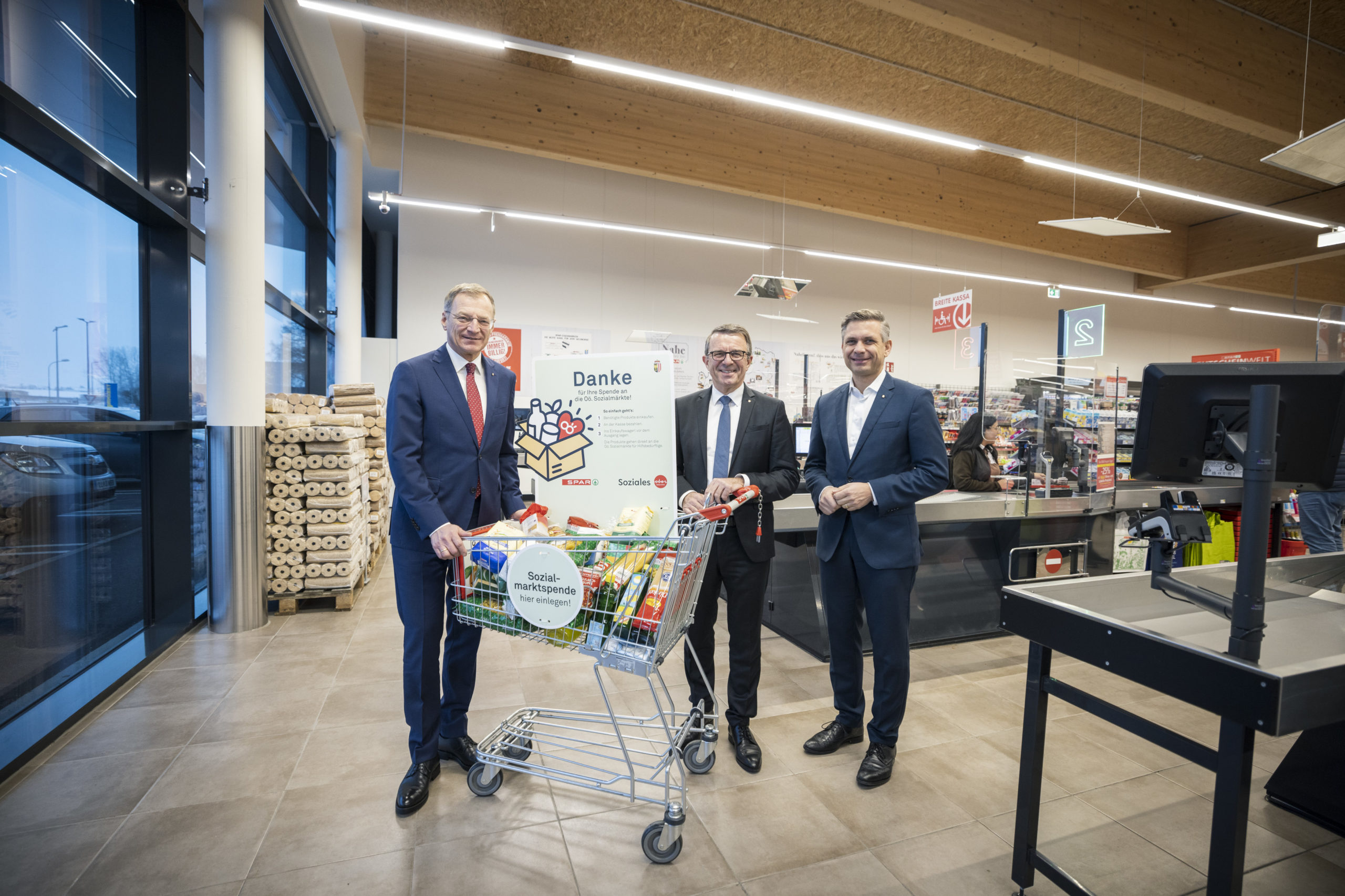 Sammelaktion von Land Oberösterreich und SPAR bringt 50.000 € Warenwert für oö. Sozialmärkte