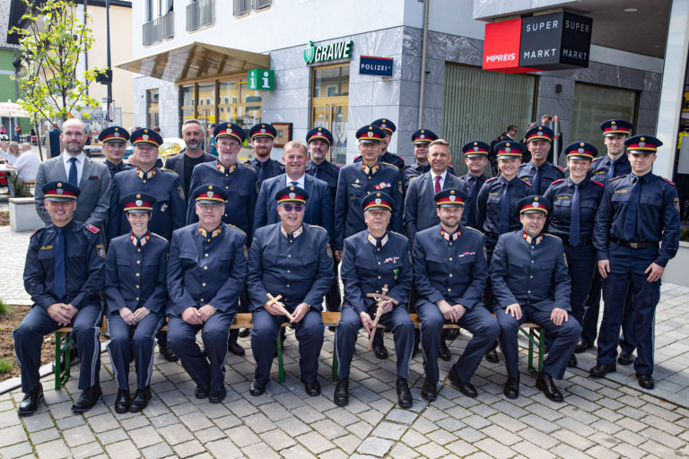 Gruppenbild zur feierlichen Eröffnung der Polizseiinspektion St. Georfen im Attergau