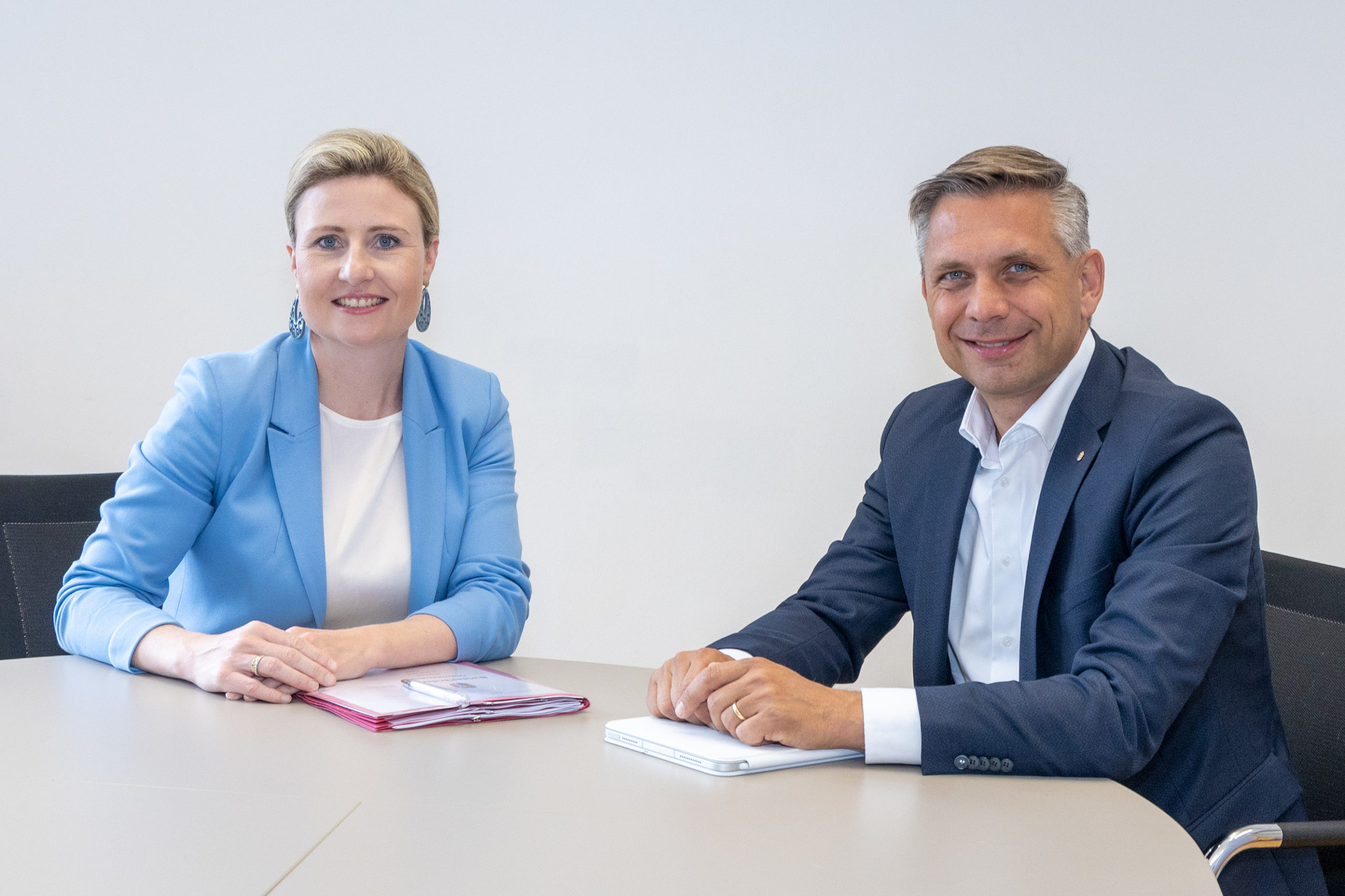 Integrations-Landesrat Hattmannsdorfer und Integrations-Ministerin Raab beim Austausch in Linz