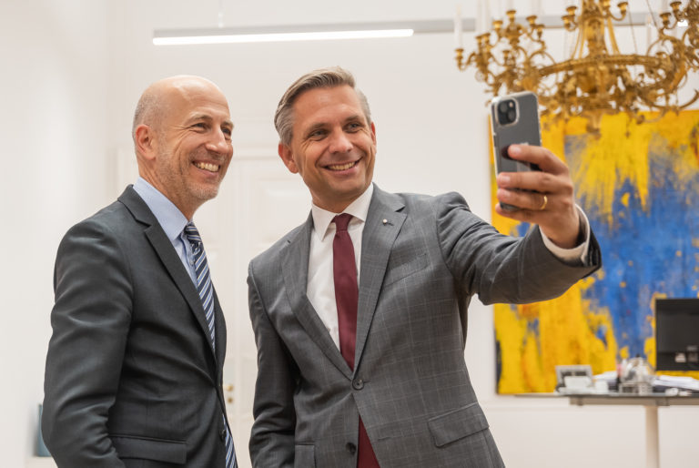 Soziallandesrat Wolfgang Hattmannsdorfer und Bundesminister Martin Kocher machen ein Selfie