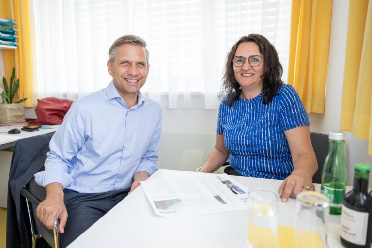 Sozial-Landesrat Wolfgang Hattmannsdorfer und Leiterin des Netzwerks Wohnungssicherung Ried/Innkreis Remiza Traubenek.