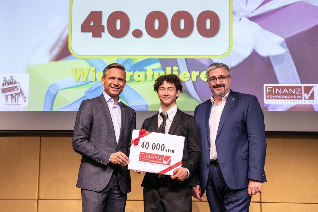 Landesrat Hattmannsdorfer und AK-Präsident Stangl gratulieren Daniel Grof (Schulsprecher Polytechnische Schule Linz Stadt 1) zum 40.000sten Finanzführerschein.