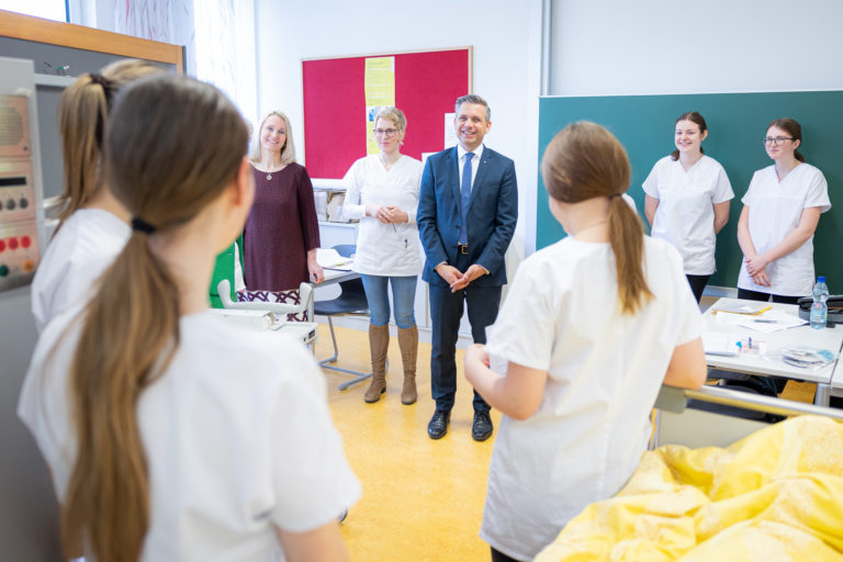 Sozial-Landesrat Wolfgang Hattmannsdorfer im Austausch mit Pflegekräften.