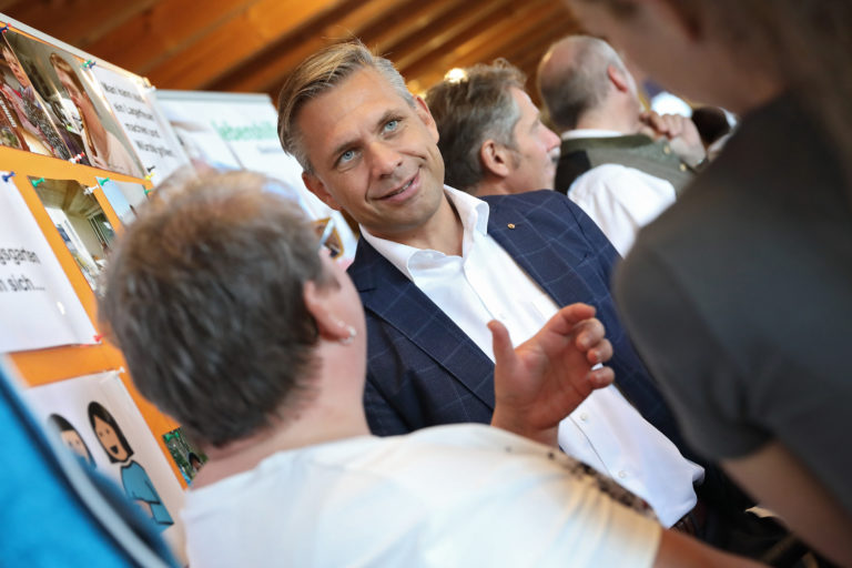 LR Hattmannsdorfer mit Bürgermeister Pichler und Bezirkshauptmann Pühringer beim Generationenfest im Hansbergland.