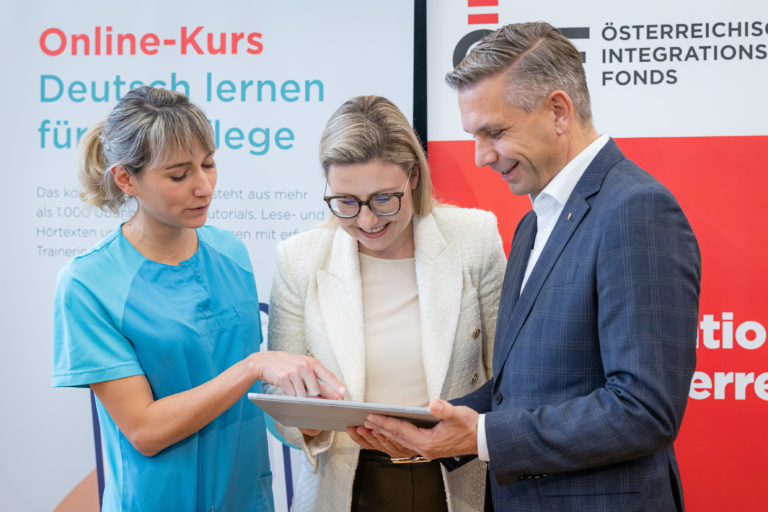 Eine diplomierte Krankenpflegerin, BM Raab und LR Hattmannsdorfer testen das neue Online-Tool zum Deutscherwerb für den Pflegebereich.