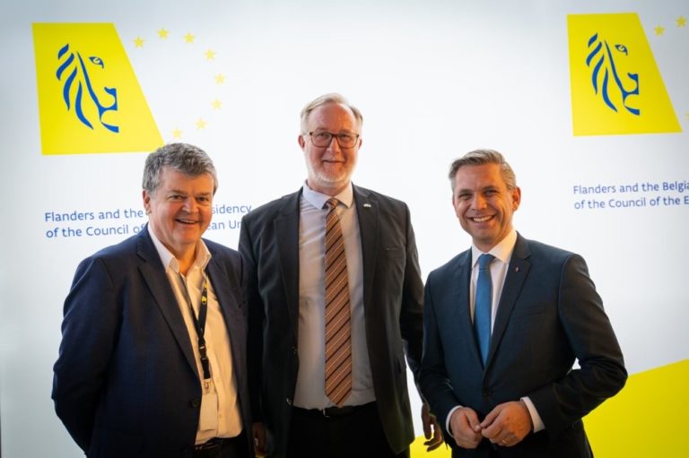 Mechelens Bürgermeister Bart Somers, Schwedens Arbeits- und Integrationsminister Johan Pehrson und Landesrat Hattmannsdorfer tauschen sich bei der Integrationskonferenz der belgischen Ratspräsidentschaft in Mechelen aus.