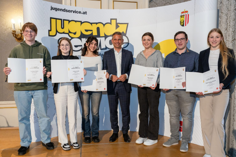 LR Hattmannsdorfer gratulierte den Erstplatzierten des Landes-Jugend-Redewettbewerbs 2024 und überreichte ihnen Urkunden und ein „Ticket“ für den Bundeswettbewerb in Wien.