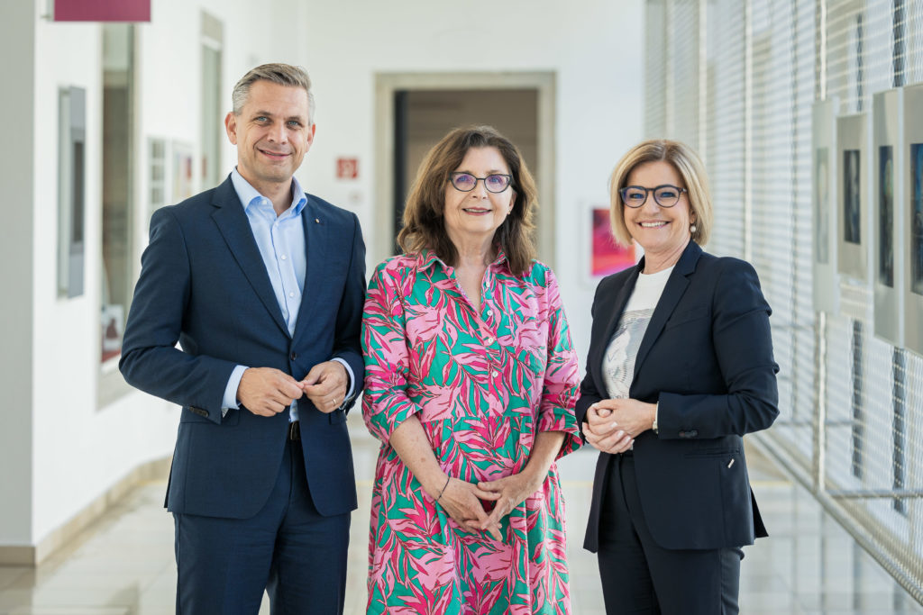 v.l.n.r..: LR Wolfgang Hattmannsdorfer, SMS-Landesstellenleiterin Mag. Brigitte Deu, AMS-Landesgeschäftsführerin Iris Schmidt, M.A.