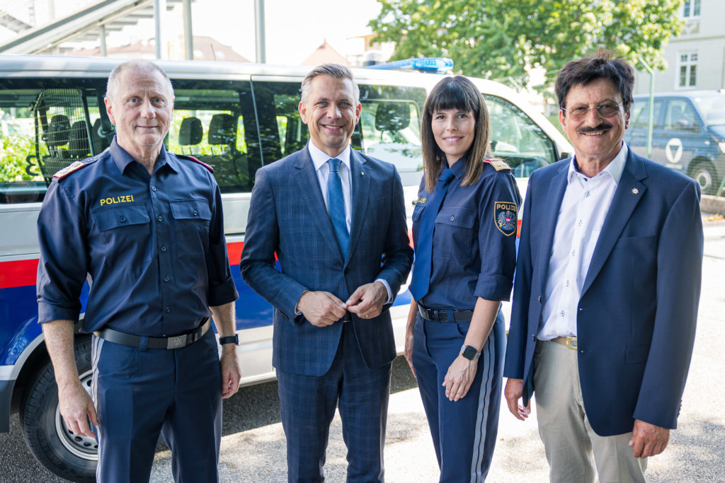 Landespolizeidirektor-Stv. Prof. Dr. Rudolf Keplinger, Sozial-Landesrat Dr. Wolfgang Hattmannsdorfer, Oberstleutnant Dr.in Jasmin Reiter, LPD OÖ, Brigadier i.R. Erwin Spenlingwimmer, ehemaliger Leiter des Bildungszentrums Linz