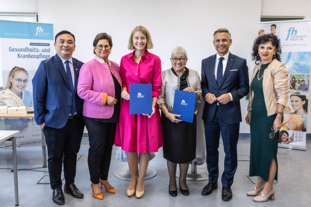 v.l.: Dekan Dr. John Lorena (St. Luke’s College of Nursing der Trinity University of Asia), MMag.a Bettina Schneebauer (Geschäftsführerin der FH Gesundheitsberufe OÖ), LH-Stv.in Mag.a Christine Haberlander, Dr.in Gisela Luna (University President Trinity University of Asia), LR Dr. Wolfgang Hattmannsdorfer, Mag.a Heide Maria Jackel MBA (Studiengangsleiterin).