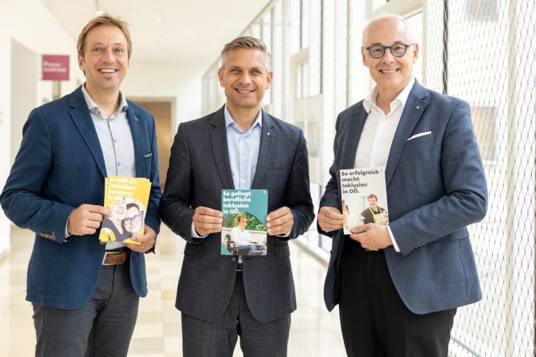 OÖ startet die Inklusions-Servicestelle, v.l.: Claus Jungkunz, LR Wolfgang Hattmannsdorfer und KR Martin Essl