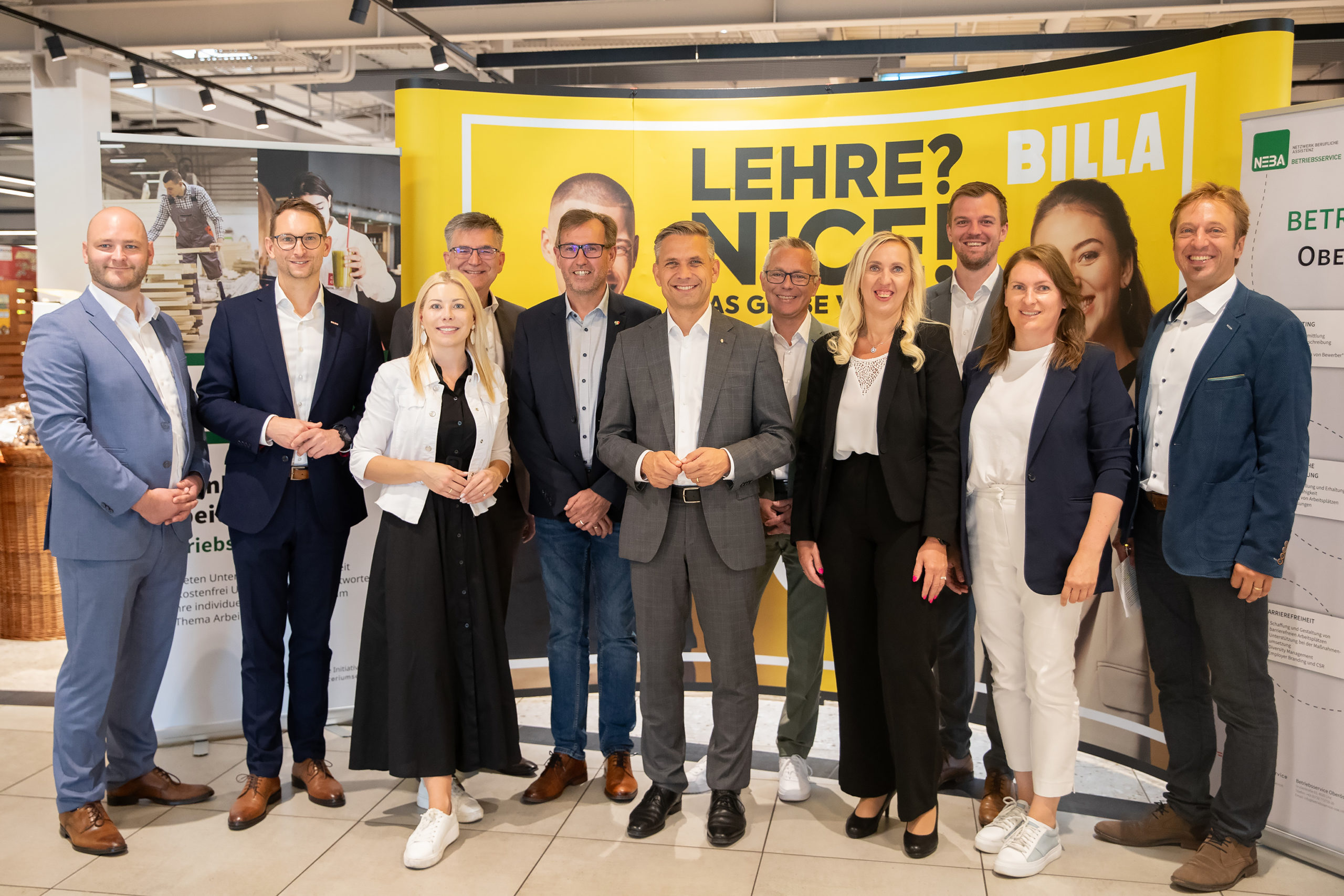 Markus Mayrhofer, Vertriebsmanager BILLA; WKOÖ-Obmann Linz-Land Jürgen Kapeller; Lisa Köb, Head of People and Culture BILLA AG, BILLA-Vertriebsdirektor Thomas Steingruber; Bürgermeister von Enns Christian Deleja-Hotko; Sozial-Landesrat Wolfgang Hattmannsdorfer; stv. AMS-Geschäftsführer Markus Litzlbauer; Sabine Petzold, Senior Specialist Recruiting REWE Group Österreich; Jürgen Bockmüller, stv. Landesstellenleiter Sozialministeriumsservice; Petra Hofer und Claus Jungkunz, Betriebsservice.