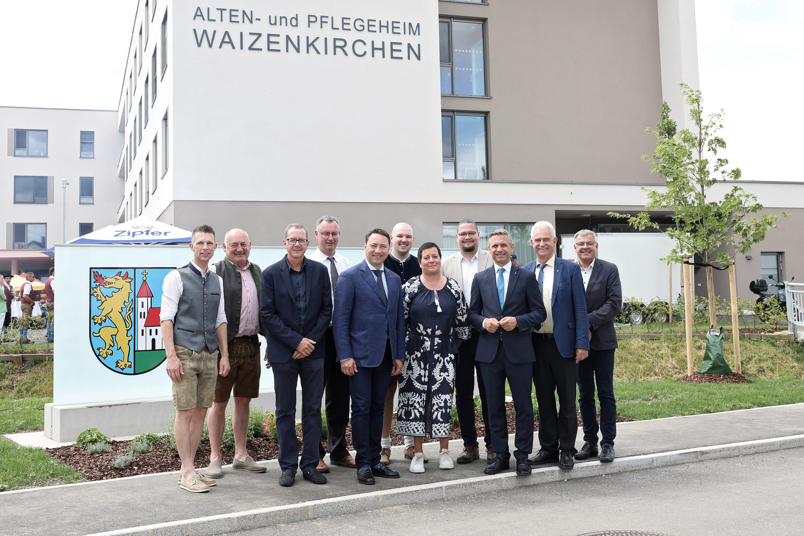 Ausgewählte Personen auf dem Foto v.l.n.r.: LH-Stv. Dr. Manfred Haimbuchner (Mitte), Bgm. Fabian Grüneis, Pflegedienstleiterin Claudia Rabmayr, LAbg. Thomas Antlinger, B.Ed., Sozial-Landesrat Dr. Wolfgang Hattmannsdorfer, LAbg. Bgm. Peter Oberlehner, Bezirkshauptmann Mag. Christoph Schweitzer