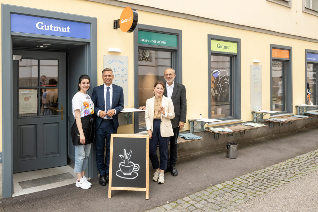 Landesrat Wolfgang Hattmannsdorfer zu Besuch im Café Gutmut in der Bischofstraße in Linz.