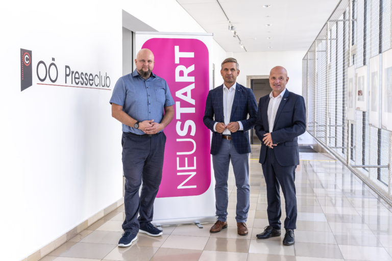 v.l.n.r. Felix Petter, Trainer bei Neustart, LR Hattmannsdorfer, Josef Landerl, Leiter Neustart Oberösterreich