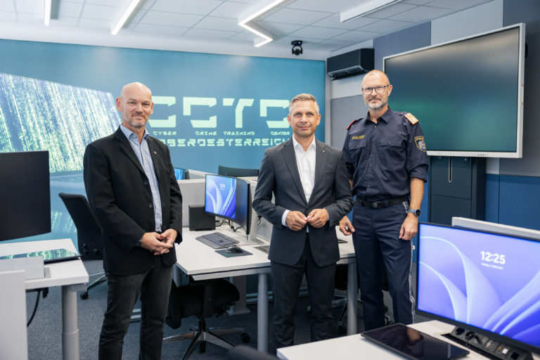 CCTC-Leiter Chefinspektor Günter Fabian, Landesrat Hattmannsdorfer und Landespolizeidirektor Pilsl beim Besuch des österreichweit einzigen Cybercrime-Trainingcenters der Polizei.