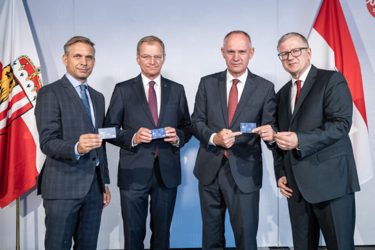 Landesrat Wolfgang Hattmannsdorfer, Landeshauptmann Thomas Stelzer, Innenminister Gerhard Karner und Leiter der Bundesagentur für Betreuungs- und Unterstützungsleistungen Andreas Achrainer präsentieren die Ausrollung der Sachleistungskarte auf Linz und Linz-Land sowie eine aktuelle Bilanz zur Karte.