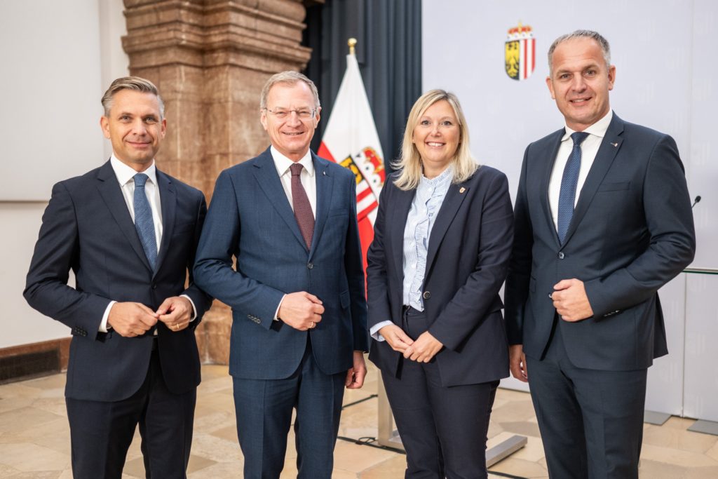 LR Wolfgang Hattmannsdorfer, LH Thomas Stelzer, stv. Städtebund-Vorsitzende Sabine Naderer-Jelinek und Gemeindebund-Präsident Christian Mader präsentieren die GmbH für das Pflegemanagement in Oberösterreich.