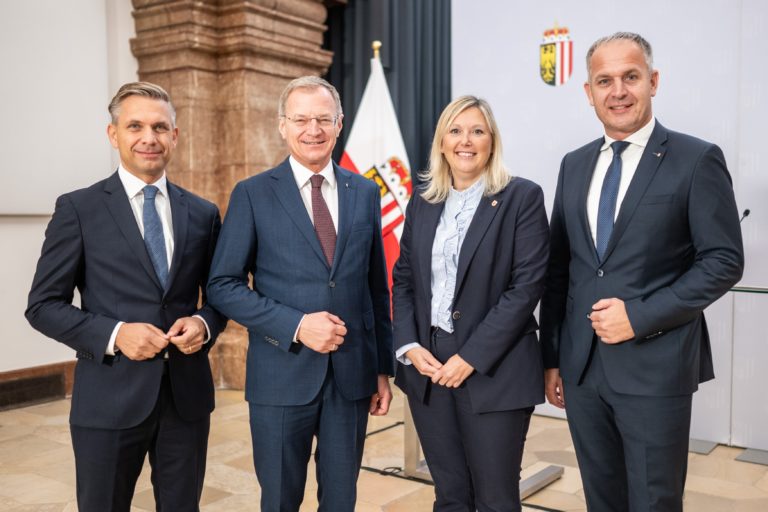 LR Wolfgang Hattmannsdorfer, LH Thomas Stelzer, stv. Städtebund-Vorsitzende Sabine Naderer-Jelinek und Gemeindebund-Präsident Christian Mader präsentieren die GmbH für das Pflegemanagement in Oberösterreich.