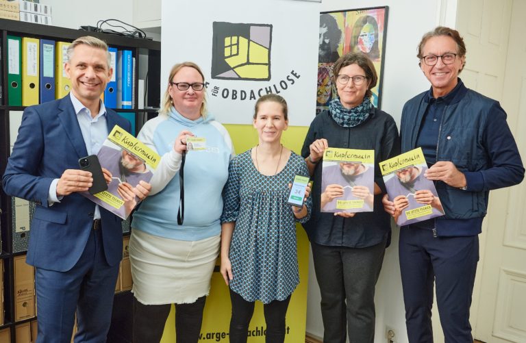 Landesrat Wolfgang Hattmannsdorfer, Kupfermuckn-Verkäuferin Claudia, Katharina Krizsanits (Redaktion Kupfermuckn), Chefredakteurin Daniela Warger und CEO Energie AG Leonhard Schitter präsentieren die bargeldlose Bezahlmöglichkeit für die „Kupfermuckn“.